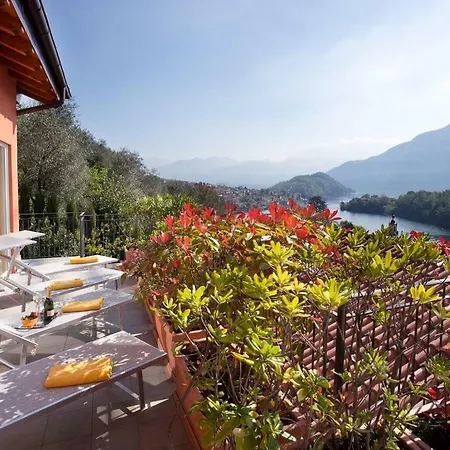 State Of The Art With 180 Degree Panoramic View, Pool And Sleeping Up To 10 Guests By Italian Lägenhet Como