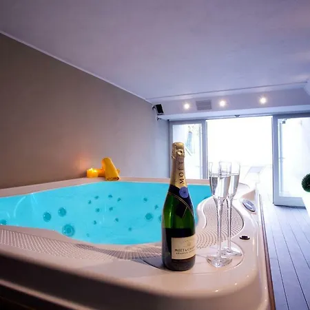 State Of The Art With 180 Degree Panoramic View, Pool And Sleeping Up To 10 Guests By Italian Como