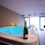 State Of The Art With 180 Degree Panoramic View, Pool And Sleeping Up To 10 Guests By Italian 科莫