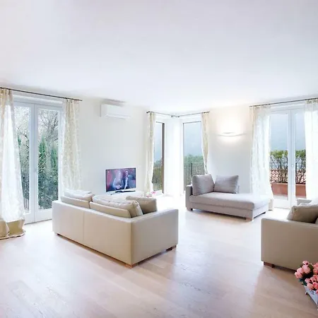 State Of The Art With 180 Degree Panoramic View, Pool And Sleeping Up To 10 Guests By Italian Apartment