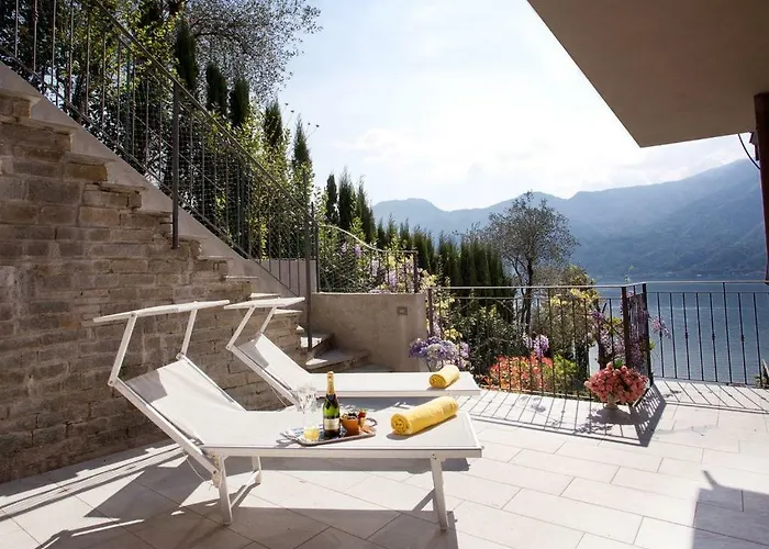 State Of The Art With 180 Degree Panoramic View, Pool And Sleeping Up To 10 Guests By Italian Apartamento Como