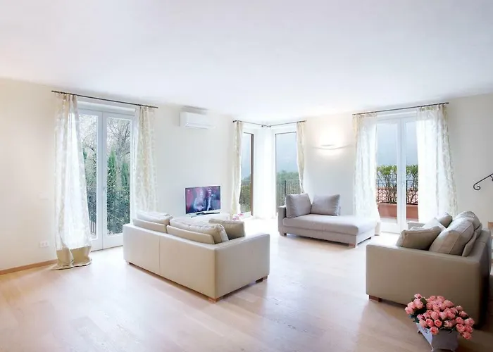 State Of The Art With 180 Degree Panoramic View, Pool And Sleeping Up To 10 Guests By Italian Apartamento