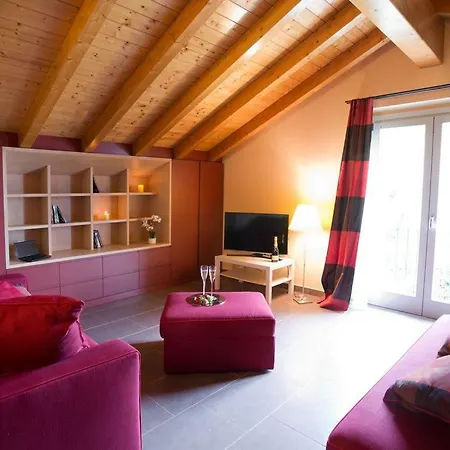 State Of The Art With 180 Degree Panoramic View, Pool And Sleeping Up To 10 Guests By Italian * 코모