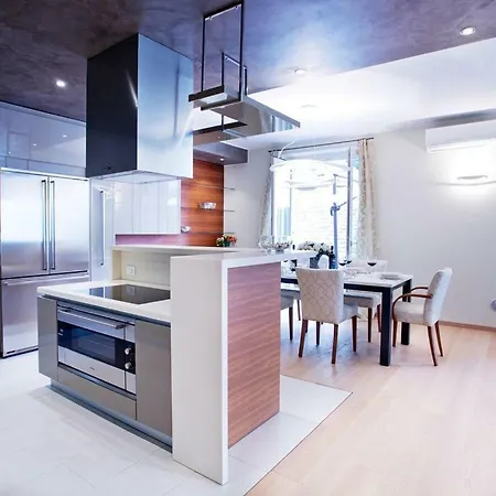 State Of The Art With 180 Degree Panoramic View, Pool And Sleeping Up To 10 Guests By Italian Apartamento Como