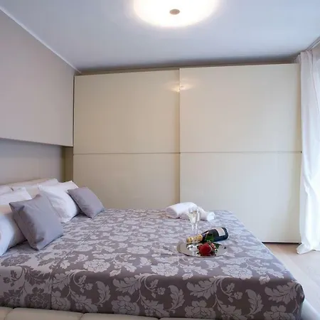 State Of The Art With 180 Degree Panoramic View, Pool And Sleeping Up To 10 Guests By Italian * 코모