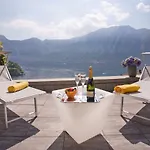 State Of The Art With 180 Degree Panoramic View, Pool And Sleeping Up To 10 Guests By Italian 아파트 코모
