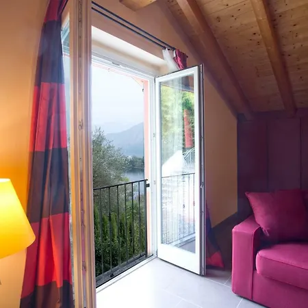 State Of The Art With 180 Degree Panoramic View, Pool And Sleeping Up To 10 Guests By Italian * 코모